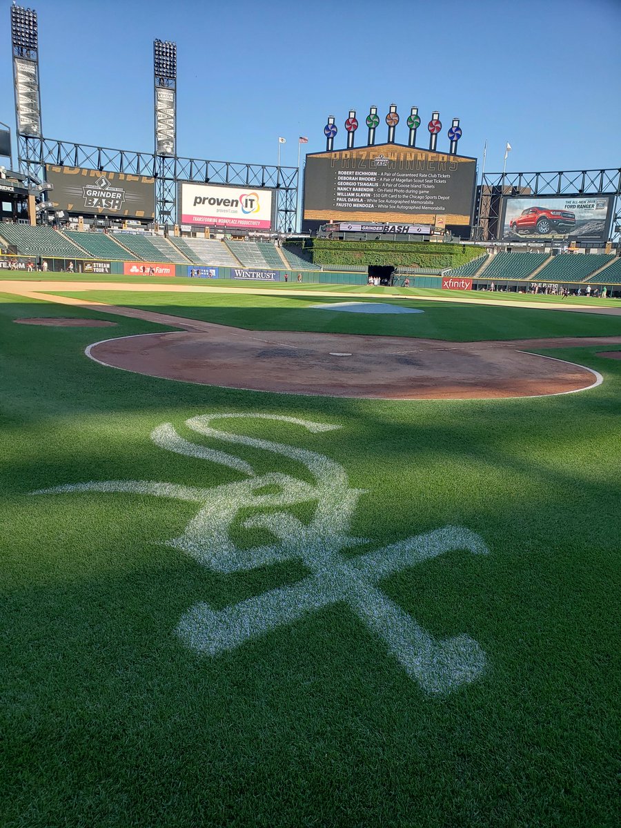 SoxSanchez78's tweet photo. Thank you @whitesox for hosting an awesome event! I am a proud season ticket holder for our White Sox! #SoxGrinderBash #WhiteSox https://t.co/lF094wfNr8