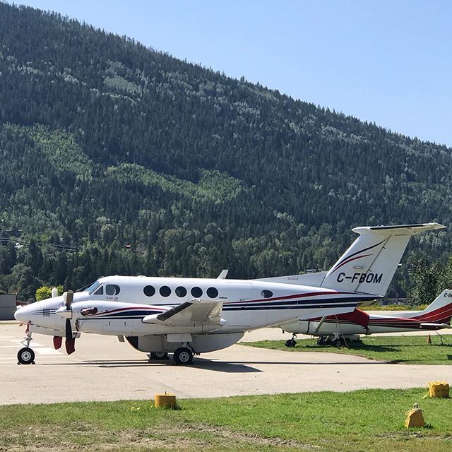 King Air 200 at CZNL today. .
.
.
.
.
.
#kingair200 #beechcraft #kingair #turboprop #cznl #nelsonbc #avgeek #aviation #cfbom #fbom #sunwestaviation #generalaviation #kingair #beechcraftkingair #superkingair #b200 #superkingair200 ift.tt/2ZtMvfr