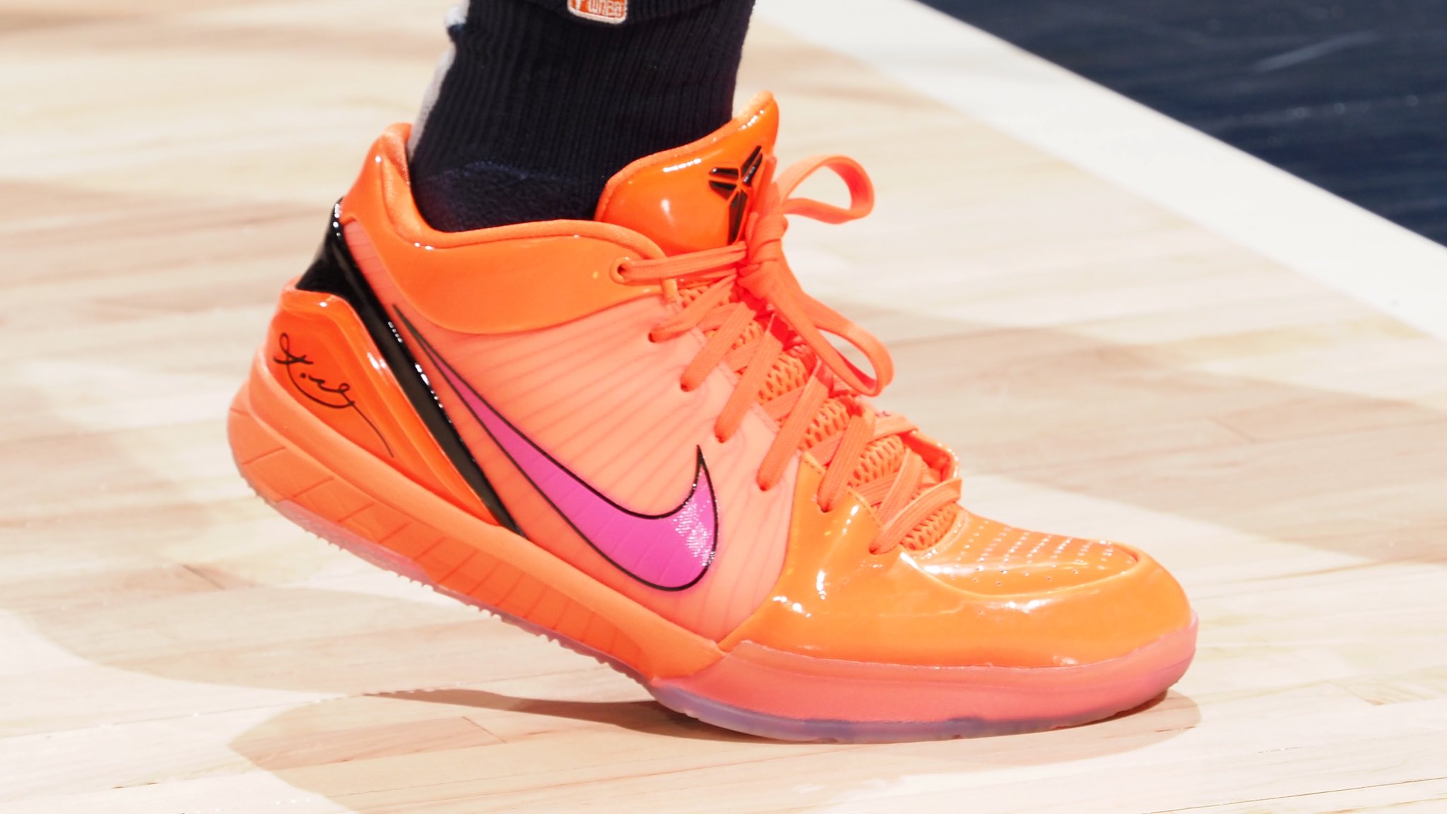 上的SoleCollector.com：".@EWeezy_For3eezy rocking the “WNBA All-Star” Nike Kobe 4 tonight. Ron Hoskins / Twitter