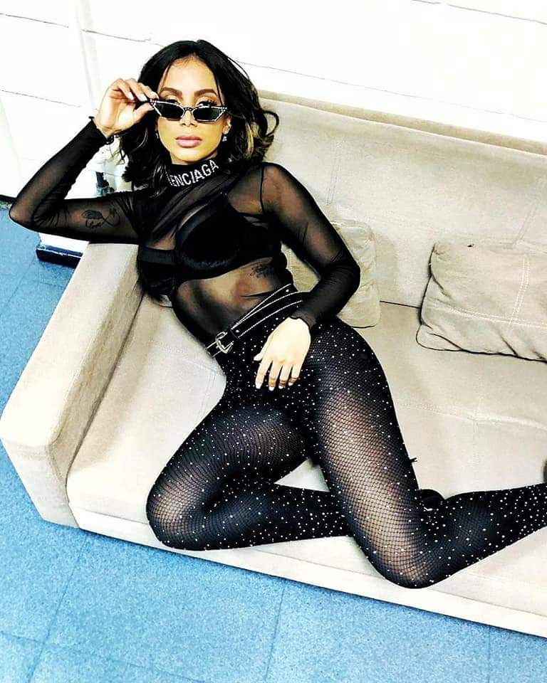 Anitta's tweet photo. Antes de dormir, rs...
será que vocês podem votar dez mil vezes em mim?
É só encher essa minha foto com comentários usando essas tags #MPN #Anitta #Anitters #AnittaShow #MarinaRuyBarbosa https://t.co/Glm5HjB9Cr