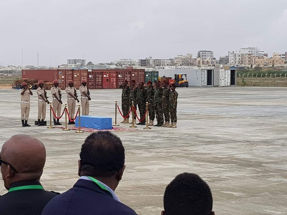 RGaraase's tweet photo. Salaad Janaaso ah ayaa lagu dukaday Meydka Allaha u naxariistee Eng Yariisow, Madaxweynaha, RW, Guddoomiyeyaasha Labada Gole, Wasiiro iyo xubno kale ayaa si wadajir ugu dukaday.                                               Allaha u naxriisto marxuuunka https://t.co/WxrZT3S2gC