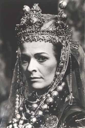 Hughesy53's tweet photo. “My hands are of your colour; but I shame 
To wear a heart so white...” 
[Lady Macbeth]
#HollowCrownFans #ShakespeareSunday https://t.co/5k6b41jl9O