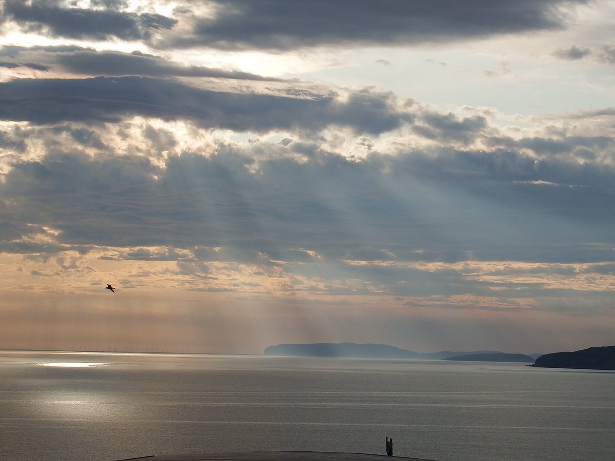 wendyward7's tweet photo. Sun rays shining on #greatorm #llandudno and #puffinisland this morning โ๏ธ๐ taken from Benllech bay #anglesey @AngleseyScMedia @ruthwignall @DerekTheWeather @bbcweather @BBCWthrWatchers @GorauMon @AboutAnglesey @itvweather @Visit_Llandudno @puffinprints @GoNorthWales https://t.co/QUhUyodr1Q