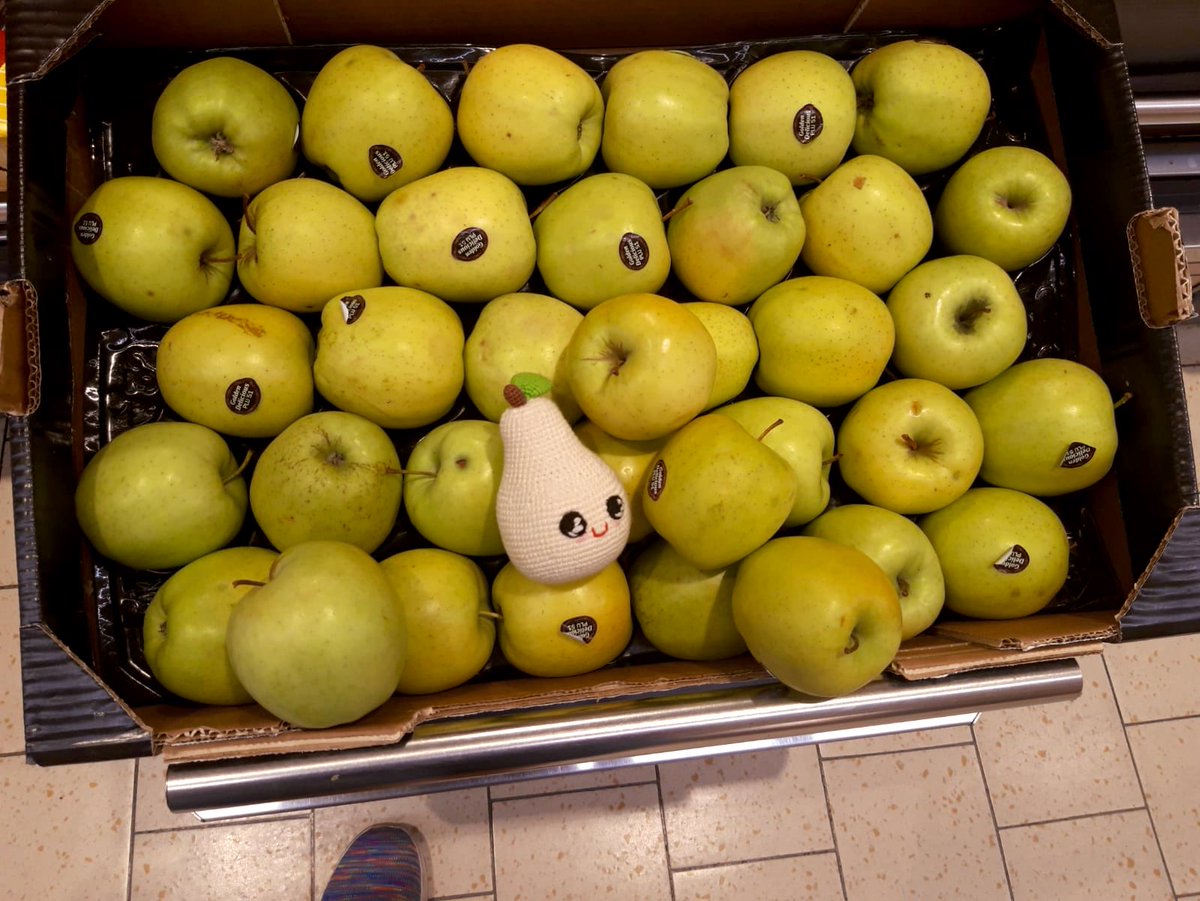 #plottwist13 Our PEARy Godmother is hoping she can hide amongst the apples... 🍐🍎🍏