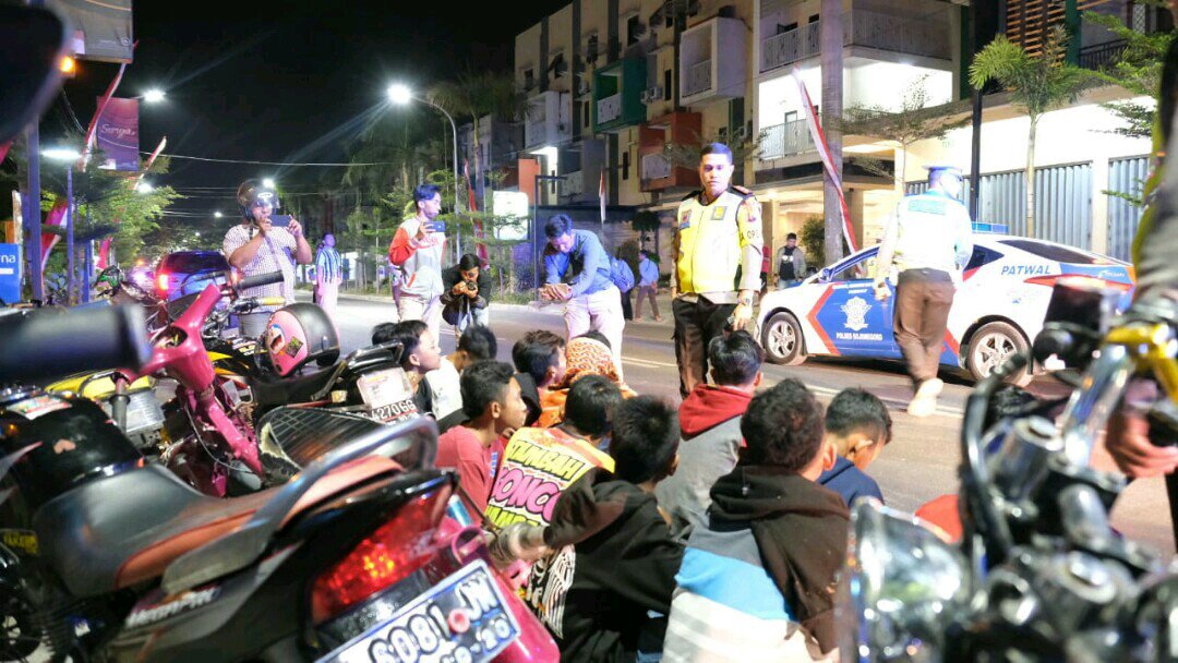 pemkab_bjn's tweet photo. Polres Bojonegoro mengimbau kepada para suporter yang hendak menyaksikan laga Persibo Bojonegoro melawan FC Putra Sunan Giri Gresik, di Stadion Letjen H Sudirman, Minggu (4/8/2019) sore nanti, agar mematuhi aturan berlalu-lintas. https://t.co/s18kBKlh6H