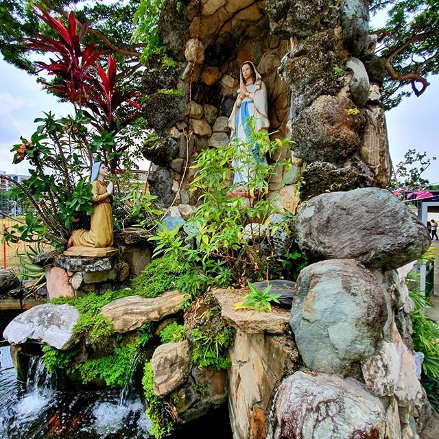 PulchrorumT's tweet photo. #Pray 
#lifeisbeautiful #catholic #mothermary #grotto #prayer #intercession #church #god #godislove #jesus https://t.co/JnAuC6drUm https://t.co/n2whncw7nJ