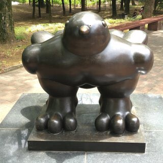 Green Pepper على تويتر 随分ずんぐりむっくりな猫の銅像だなと思い 作者のフェルナンド ボテロと言う人の他の作品を検索してみたら殆どが似たようなモリモリな銅像ばかりだった こんなキュートな動物を作る彫刻家さんは現在87歳だそう