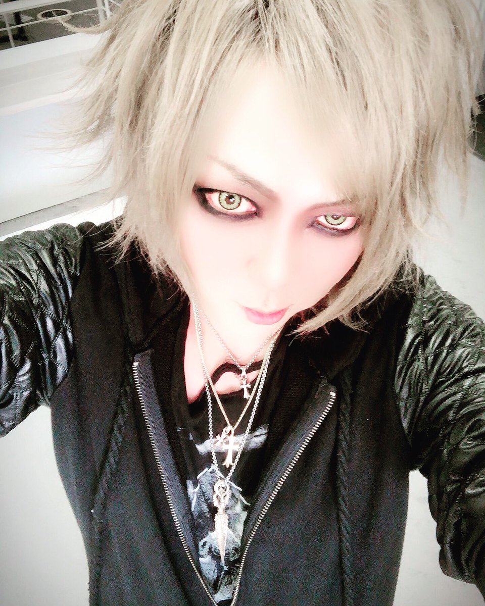 0525_syu's tweet photo. 8/3 滋賀バリハリ お疲れ様でした。
主催のBlut-Roseさんそして初主催おめでとうごいます。
見てくれた皆様。主催者様。スタッフ様 出演者様 ありがとうございました。
また滋賀に暴れ倒しに行きたいですね!
今回も上手に詐欺写🤤笑
次回は8/9戦国大統領
#doopestar
#バリハリ
#BlutRore
#LIVE
#V系 https://t.co/DEvtMeSOPG