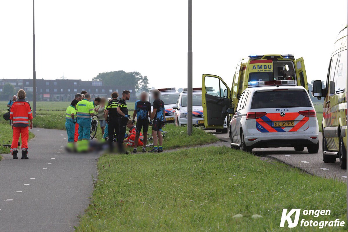 District16nl's tweet image. Bij een incident op de #Leidseweg in #OudAde is een racefietser ernstig gewond geraakt. Het slachtoffer word op het moment gereanimeerd, een traumahelikopter is ter plaatse.