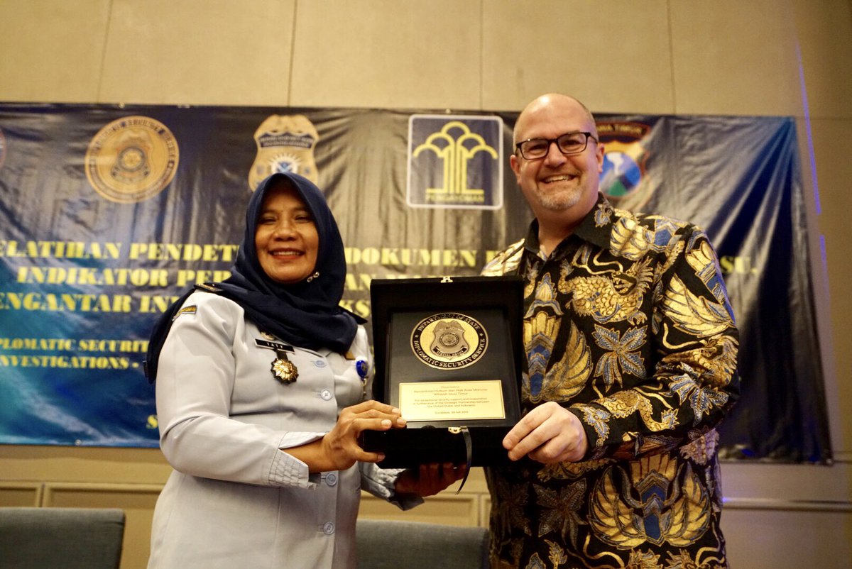 CGSurabaya's tweet photo. Saya beri  kata sambutan pd pelatihan utk cegah #perdaganganManusia yg diadakan U.S. Diplomatic Security Overseas Criminal Investigations (OCI) KonJen AS Surabaya dan Homeland Security Investigations (HSI) @usembassyjkt kpd memberikan petugas imigrasi &amp; Polda di Surabaya. https://t.co/gK2yEJ3nVF