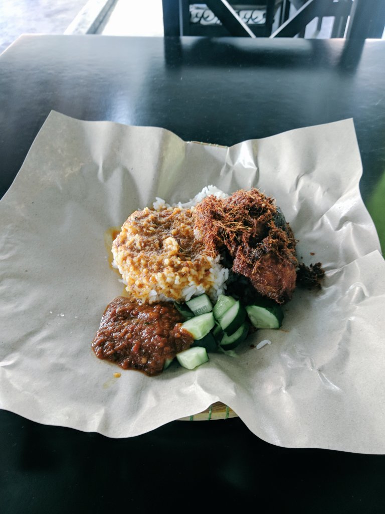 teallyfe's tweet photo. Sis nak buat thread tempat makan kat IPOH yang sis pergi setakat ni la. Ok, let's explore.

1. Kedai Nasi Ayam Berempah dekat Silveritage, Medan Gopeng
2. Ipoh Hainan Chicken Rice, Jalan Raja Musa Aziz https://t.co/AVW1Jz44hq
