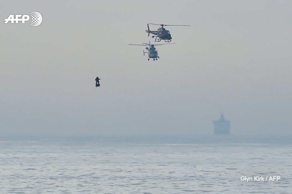El 'soldado volador' francés logra cruzar el canal de la Mancha en 20 minutos 2