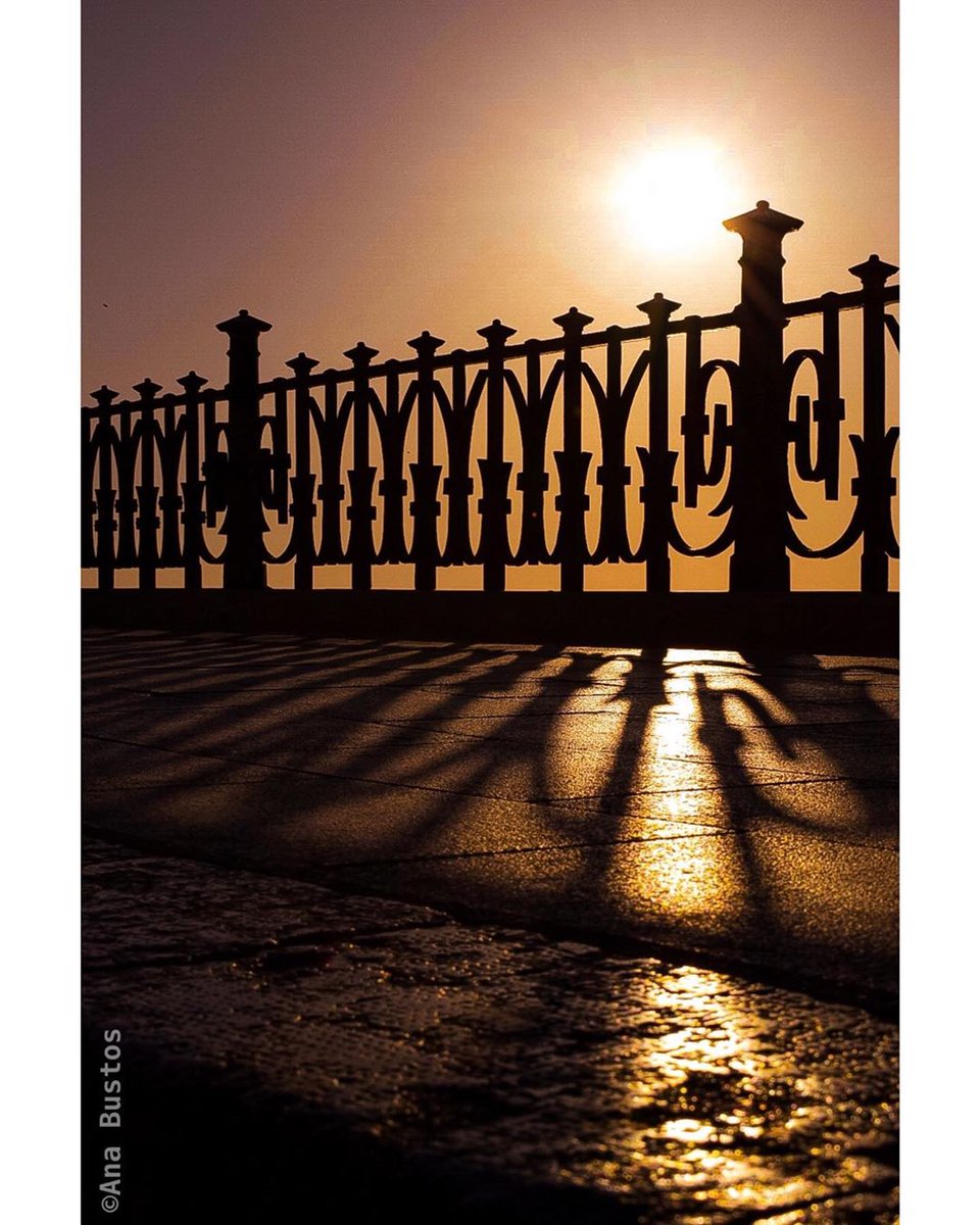 TGNturisme's tweet photo. LA FOTO |  Con esta magnífica imagen del balcón del Mediterráneo proyectando su sombra mientras el sol despunta, os deseamos un feliz domingo.

📸 @ annuska.84 (Instagram)

#Tarragona #SecretoMediterráneo #balcóndelMediterráneo #FelizDomingo https://t.co/gdJRes5g7z