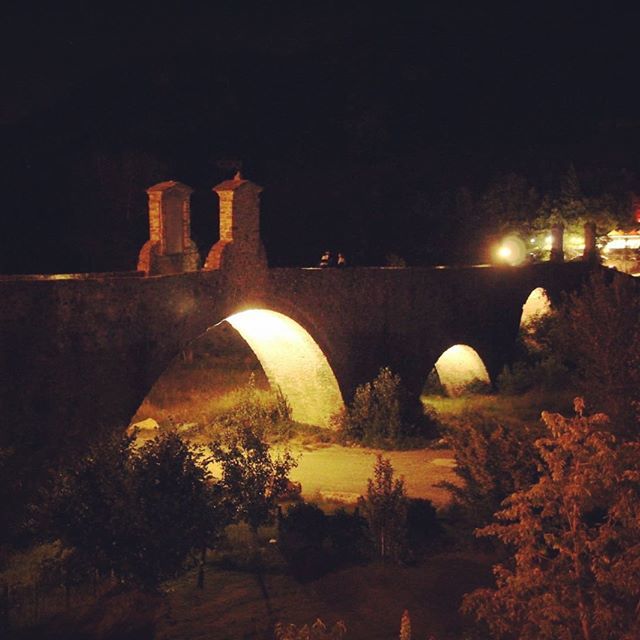 prapratroa's tweet photo. "Nella notte, il diavolo convocò vari diavoletti che lo aiutarono nell'opera muratoria, reggendo le volte del ponte. I demoni erano di statura diversa e così le varie arcate del ponte uscirono di dimensioni variabili." .
.
.
#bobbio #valtrebbia #italy #t… https://t.co/cuKUXe4qam https://t.co/CPaPh18UJP