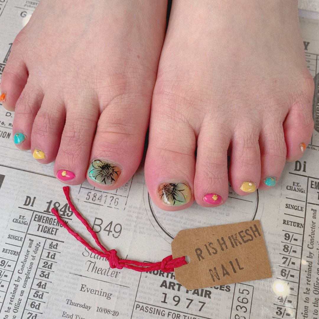 カラフルフットネイル