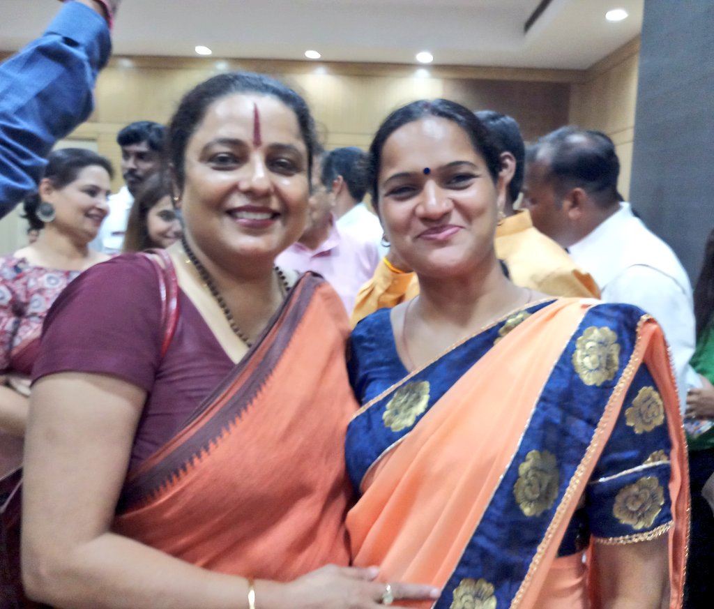 nitasha_rakesh's tweet photo. इंटरनेशनल वुमेन अचीवर्स आदर्श महिला अवार्ड समारोह के अवसर पर दिल्ली विश्वविद्यालय से #CPDHE निदेशक प्रोफेसर गीता सिंह जी से मिलना हुआ।
#NitashaRakeshSihag https://t.co/dOfnMgrMqF