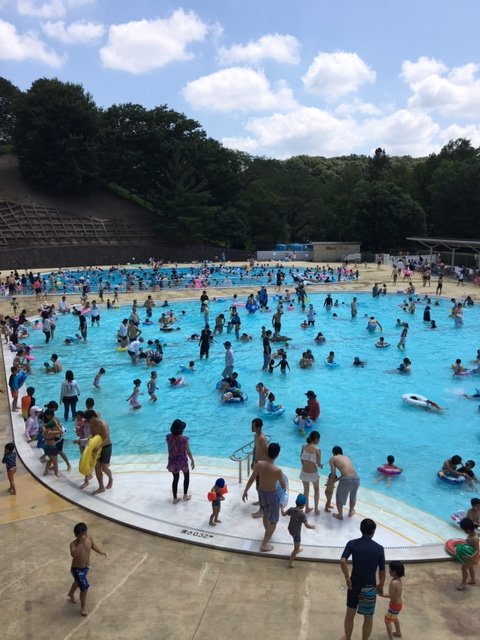 こどもの国 本日も猛暑日 プール日和です こどもの国駐車場はまだ余裕があります ウキワの空気入れをプールサイドにご用意していますので セルフでご使用ください 空気の入れ過ぎ注意です T Co Gkzldrglqb Twitter