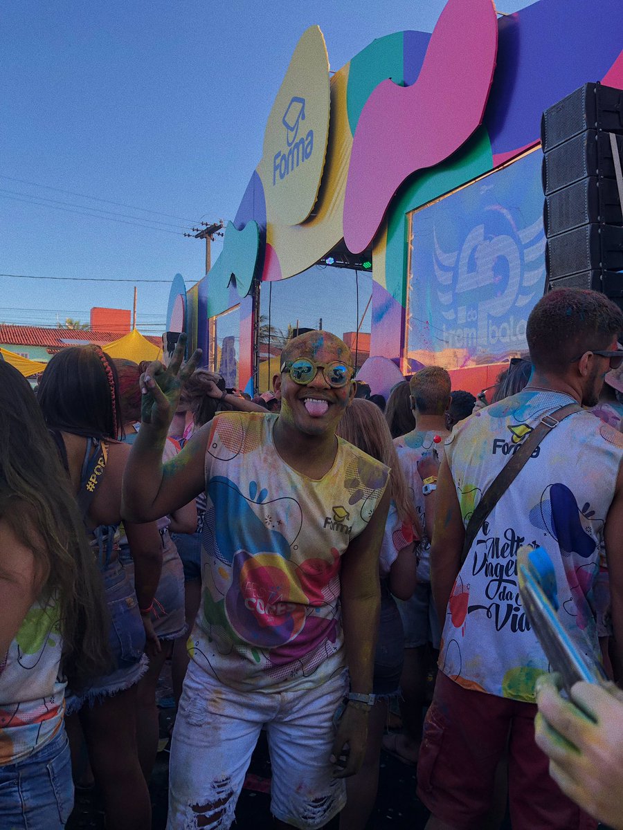 iidomingues's tweet photo. Ai Gabi, só quem viveu sabe! 🤪🌈 #portotododia #portoprasempre #dppeterna 💛🎓 https://t.co/L0aDiwQxUV