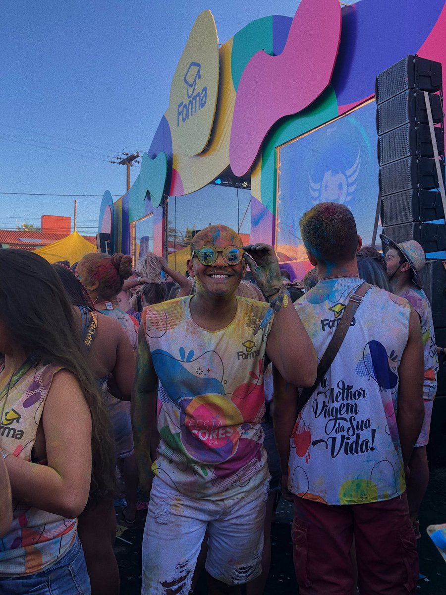 iidomingues's tweet photo. Ai Gabi, só quem viveu sabe! 🤪🌈 #portotododia #portoprasempre #dppeterna 💛🎓 https://t.co/L0aDiwQxUV