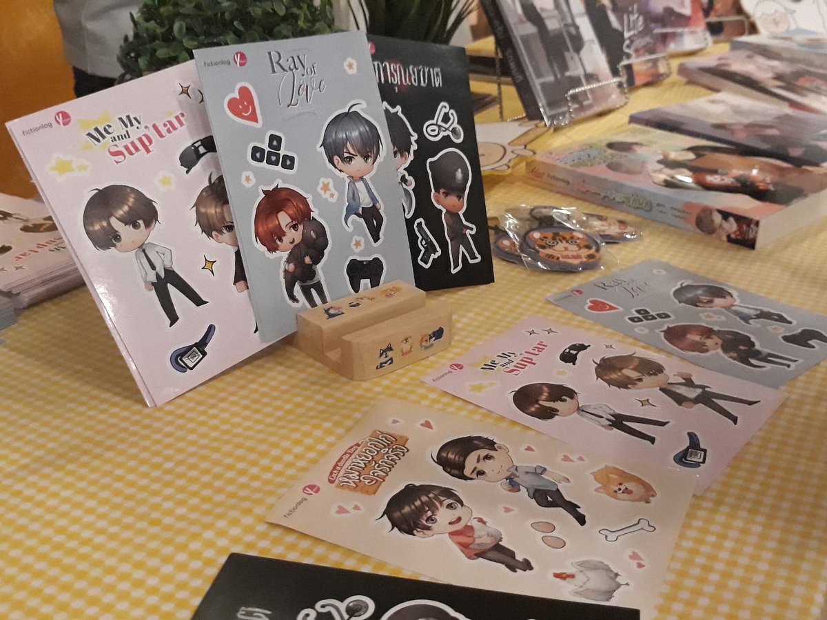 Fictionlog's tweet photo. ใครอยู่งาน One Y Day มารับสติกเกอร์ จาก #fictionlogYProject ฟรีๆ ได้เลยน้า กติกาง้ายง่าย แค่ RT ทวิตที่กำหนดเท่านั้นเอง มาเล่นที่บูธได้นะๆๆๆ https://t.co/RddOg6omHn