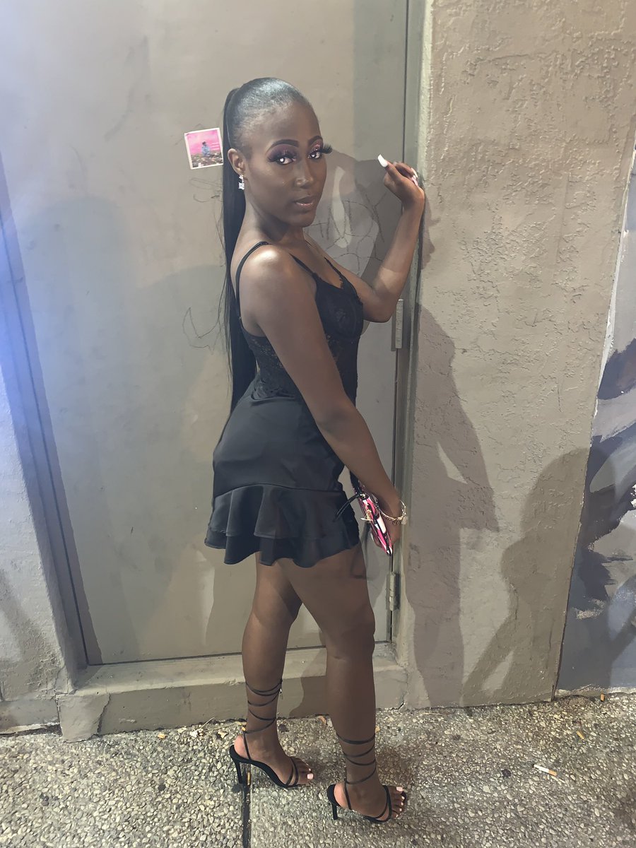 tharealbernice's tweet photo. i get my revenge when i post all my pictures, pretty like art bitch i look like a fixture 🤩 #bdayweeknd #leoshit https://t.co/RojNUYHcjY