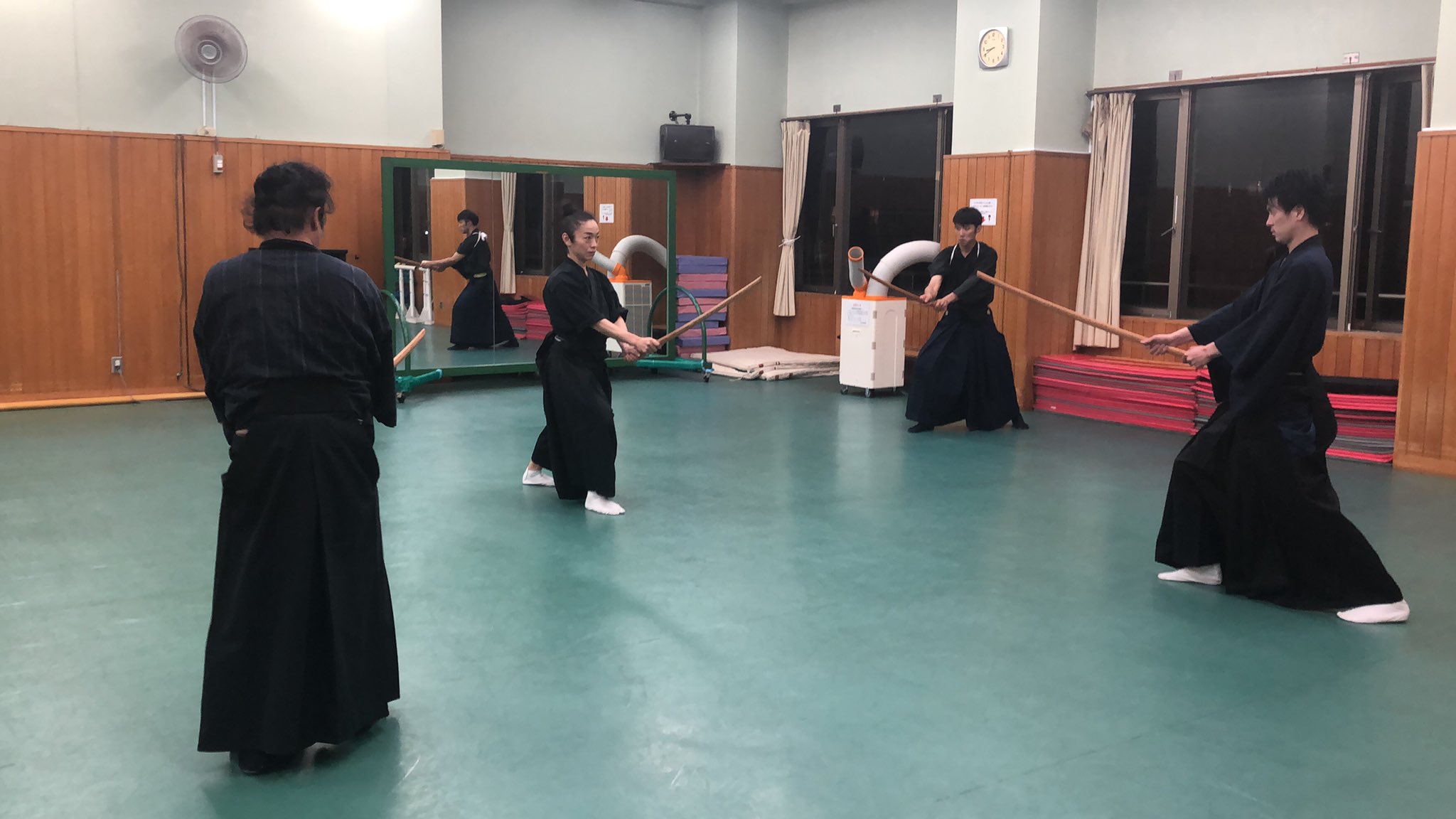 劇団m S G 昨日のお稽古の写真です お稽古は3時間 素振りから始まり 最後は基本が詰まった手をつけていただきました 短い手だからこそ一つ一つ丁寧に 沢山のことを考えながら作っていかないとと感じました 写真はくみこさん対劇団員男性陣