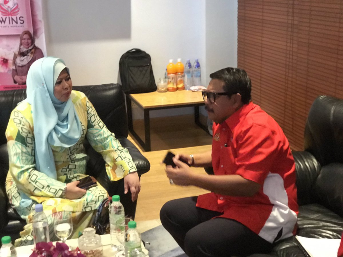norehamohd's tweet image. Arrival of YBM @kplb_gov @RinaMohdHarun for Wanita Inspirasiku (WINS) programme @jailaniyunus #kplb #luarbandarsejahtera @zakhir69 @nyonyacyber @MisiahTaib @elzalyff @SivarasaRasiah @SahnonM #kemas @NusailaNorman @Noryani_Ismail