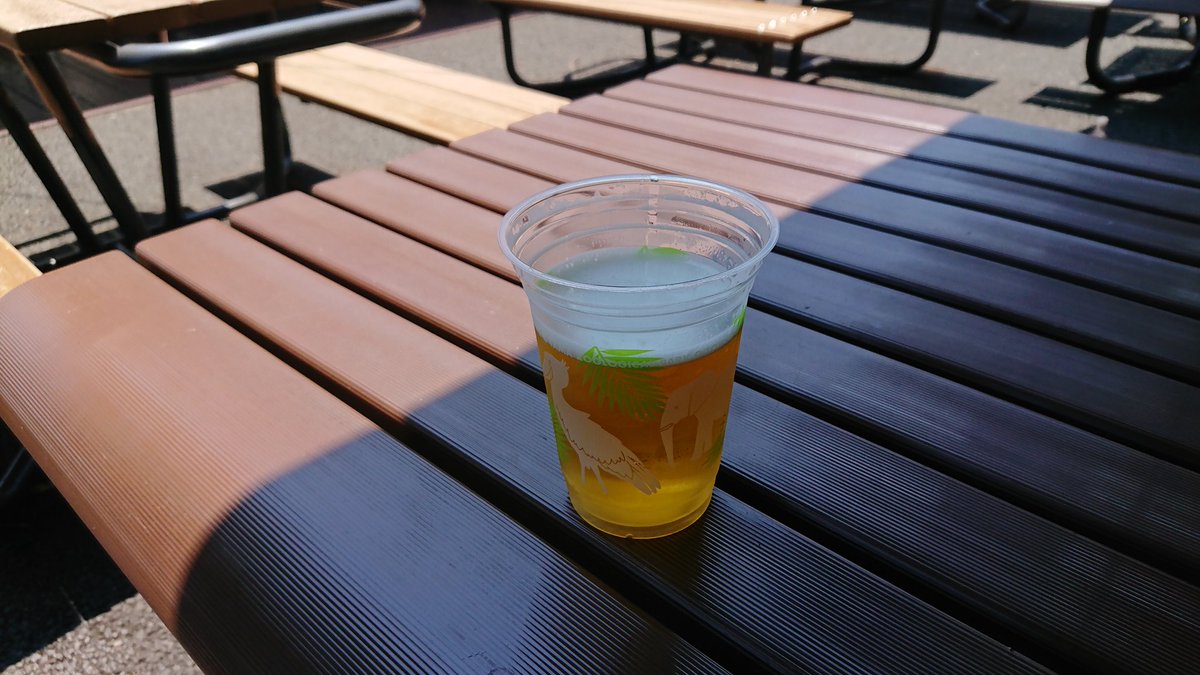 bianch294's tweet photo. 日���のお昼動物園でビールを飲むぼっちの鑑(ノ´∀｀*) https://t.co/bZi6itBXWH