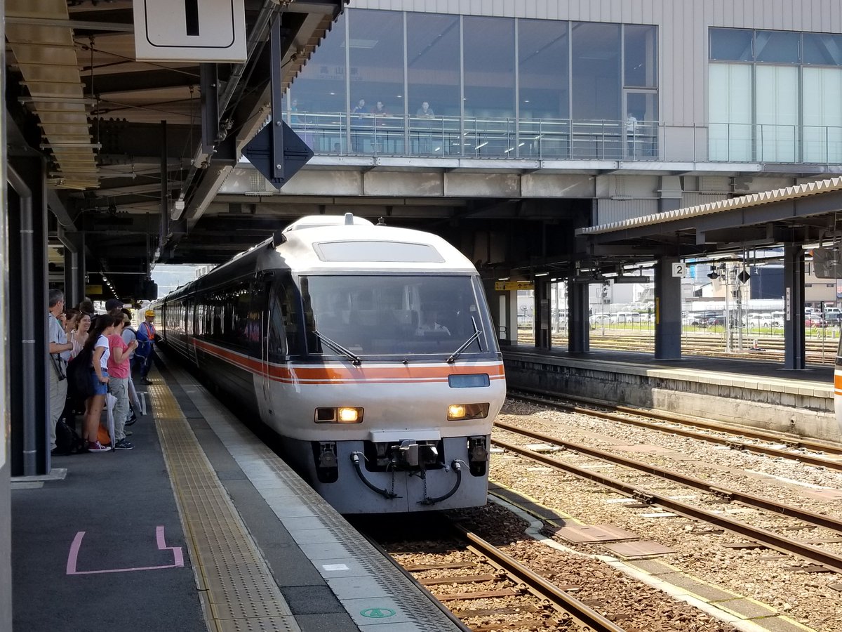 Bggws 10 19娘 高山 10 娘 富山 特急ワイドビューひだ 富山駅に到着 在来線ホームは あいの風とやま鉄道 になってる 笑 それに高架になってるし お昼は王道の 源 さんの ますのすし シンカリオン のハヤト風に 笑 モーニング娘