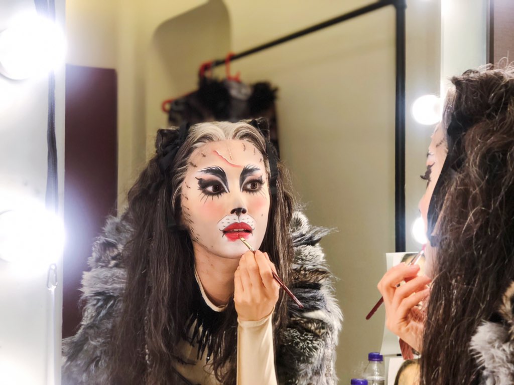 LiTongHsu's tweet photo. Smudge that lippy #catsmusical https://t.co/qqOUaavzke