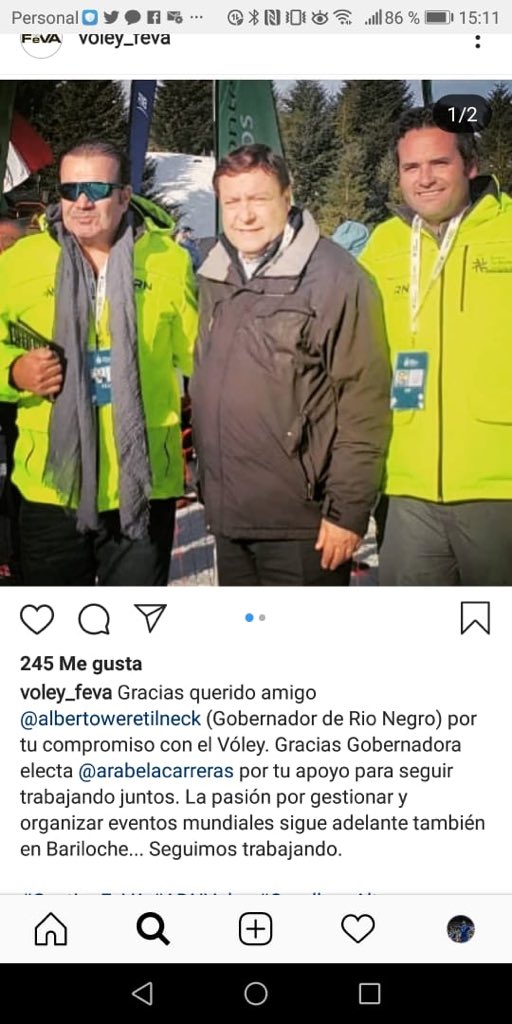 #Voley A los jugadores/as de la Selección Argentina les habían dicho q el Presidente de la Feva no podía atenderlos xq estaba con licencia médica pero este fin de semana apareció en Bariloche con el Snow Voley, raro no? 🤔
