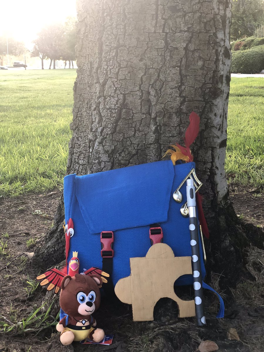 itybittybritty's tweet photo. Finally found Banjo-Kazooie & took pictures of them next to my cosplay backpack I used for Tooty #Nintendo #Nintendo64 #Tooty #BanjoKazooie #BanjoKazooieCosplay #BanjoAndKazooie #Rare #RareWare #Innex #LaComicCon2018 #LACC #Cosplay @GameStop @The_Stubbins https://t.co/Ii6g8plKVV