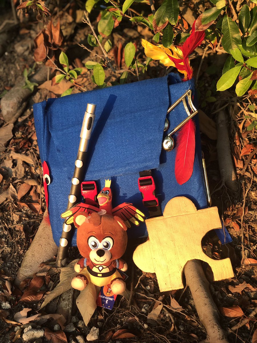 itybittybritty's tweet photo. Finally found Banjo-Kazooie & took pictures of them next to my cosplay backpack I used for Tooty #Nintendo #Nintendo64 #Tooty #BanjoKazooie #BanjoKazooieCosplay #BanjoAndKazooie #Rare #RareWare #Innex #LaComicCon2018 #LACC #Cosplay @GameStop @The_Stubbins https://t.co/Ii6g8plKVV