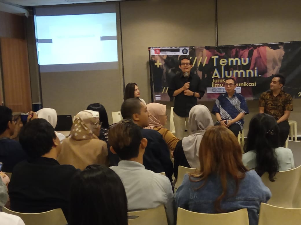 AhmadErani's tweet photo. Semalam (3/8/2019) saya mengisi waktu akhir pekan dengan hadir di tengah2 alumni muda Jurusan Ilmu Komunikasi FISIP - Universitas Brawijaya (UB). Bahagia bisa bersua dengan sesama alumni dari kampus UB, meski berbeda fakultas. Semoga mereka makin sukses dan berfaedah bagi bangsa. https://t.co/XUrV0bfX9y