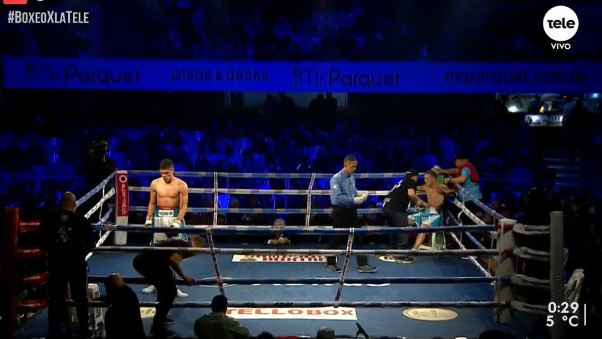 teledoce's tweet photo. @AmilcarVidalJr1 Octavo round. Para @carlosirusta el uruguayo @AmilcarVidalJr1 se está imponiendo en todos los rounds del combate. #BoxeoxLaTele https://t.co/wt1V1IFxLS