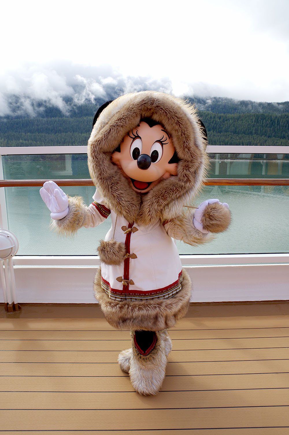 ヒロ アラスカクルーズ 3日目 エンディコットアームのドーズ氷河に向かう中 キャラクターとグリーティングです まずはミニーちゃん アラスカと言えばモフモフなミニーちゃんですよね 可愛い 可愛い 可愛い 後ろ姿も素敵ですね Mndcl