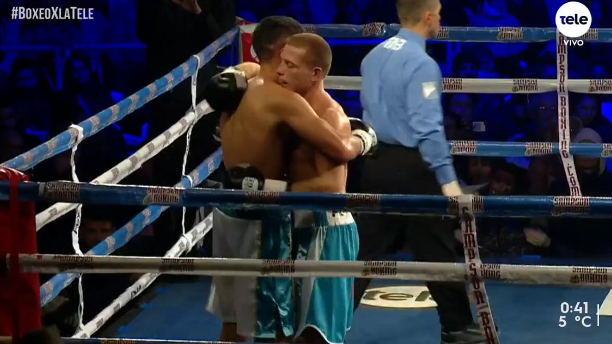 teledoce's tweet photo. @AmilcarVidalJr1 @carlosirusta Finalizó el combate. @AmilcarVidalJr1 se siente ganador después de una intensa pelea que ahora se define en las tarjetas. #BoxeoXLaTele https://t.co/H9zRZvP70C