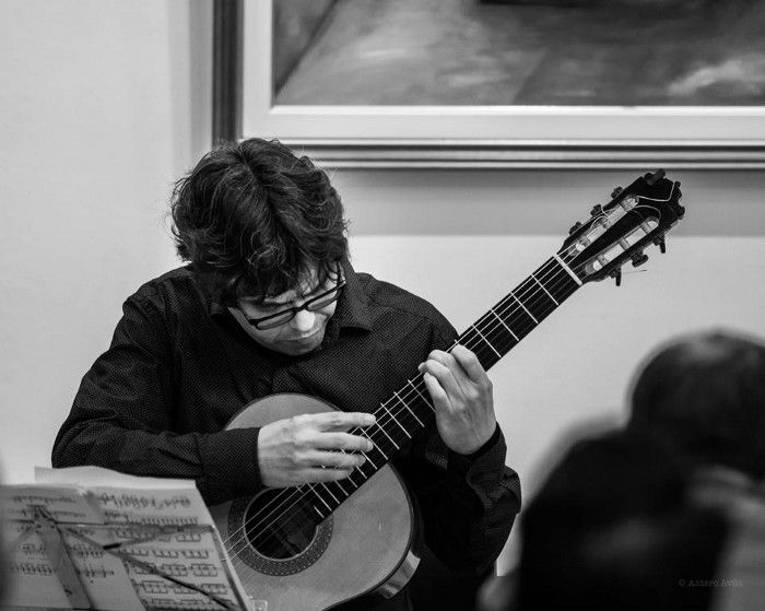 Madeinazores's tweet photo. Victor Castro é um dos melhores guitarristas clássicos de Portugal e certamente o melhor dos Açores. O seu mais recente álbum é o seu trabalho mais maduro. “Açor” é uma profunda e rica revisitação da música açoriana. Ecos das raízes de Victor como artista e guitarrista clássico. https://t.co/0cVHgXUiuY