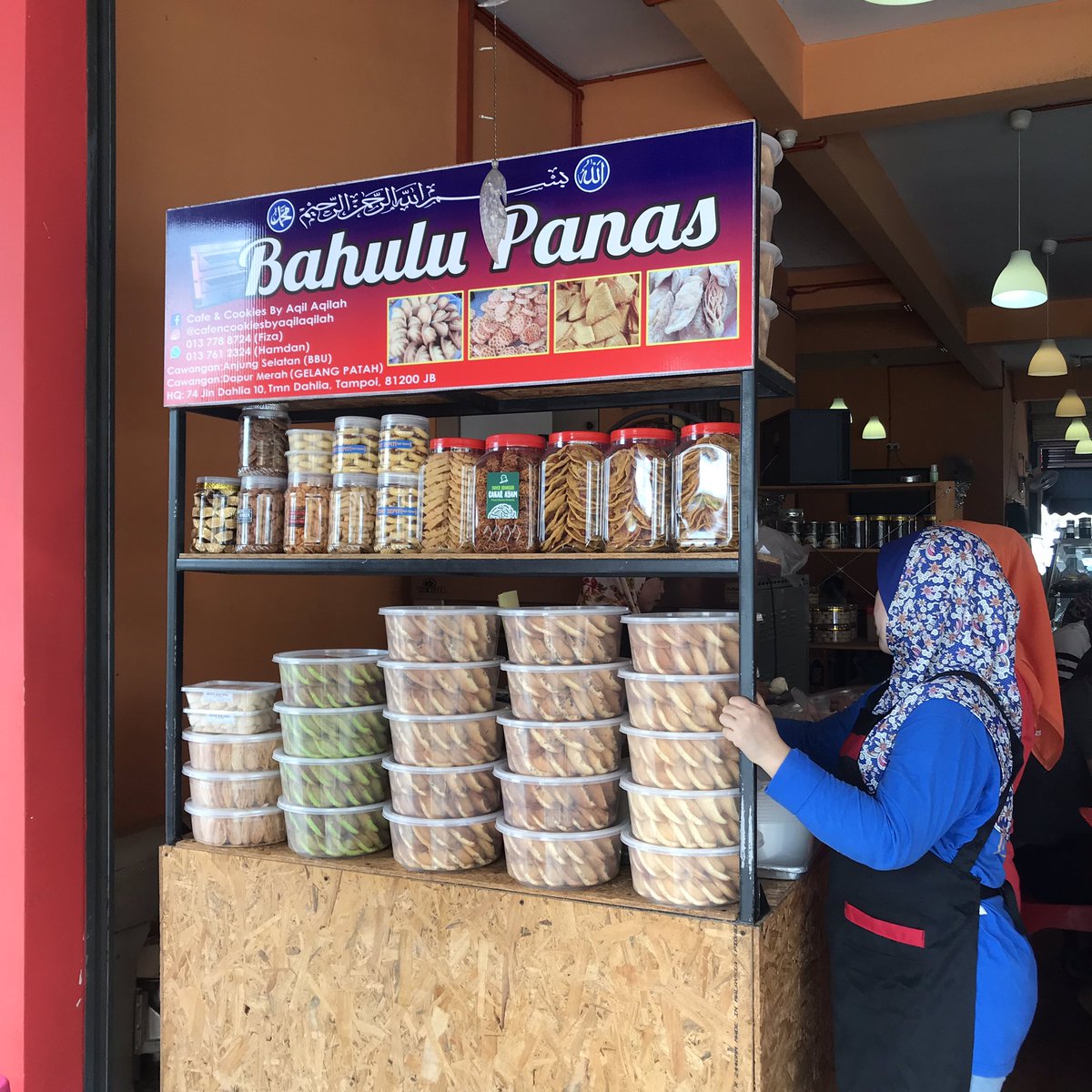 TwtFood's tweet photo. Best kuih bahulu in Johor hands down 🙌 FRESHLY-BAKED. RM2 for 4. Moist yet crunchy too!! 

(📍 Inside Restoran Anjung Selatan near Angsana Mall) https://t.co/eIeAYNQYVq