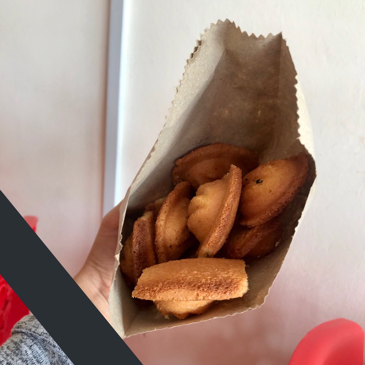 TwtFood's tweet photo. Best kuih bahulu in Johor hands down 🙌 FRESHLY-BAKED. RM2 for 4. Moist yet crunchy too!! 

(📍 Inside Restoran Anjung Selatan near Angsana Mall) https://t.co/eIeAYNQYVq