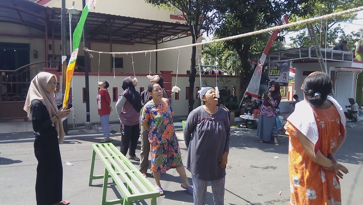 PakRT03's tweet photo. Bahagia itu sederhana😁😊😍 semarak #74 Tahun HUT RI @PakRT03 #RT03 #RW06 @kelkembangarum @Kec_SMGBarat @PemkotSemarang hokk aa hok eeee 🎶🎵 ... https://t.co/7sMSsEwPig