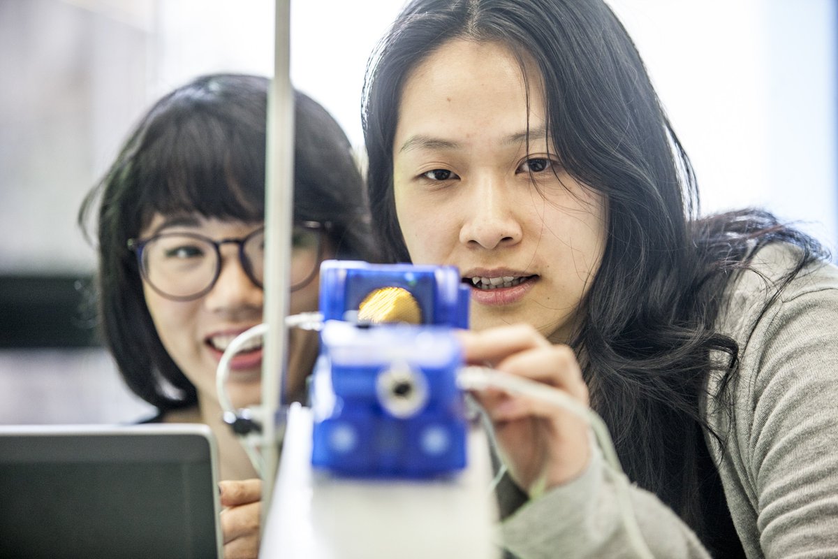 Monash_Science's tweet photo. Find out what life is like when you #ChooseMonashScience ๐ฉโ๐ฌ
Meet our current Monash Physics and Astronomy students as they work on exciting experiments at 10 College Walk!
#MonashOpenDay https://t.co/u7ebqEDzqn