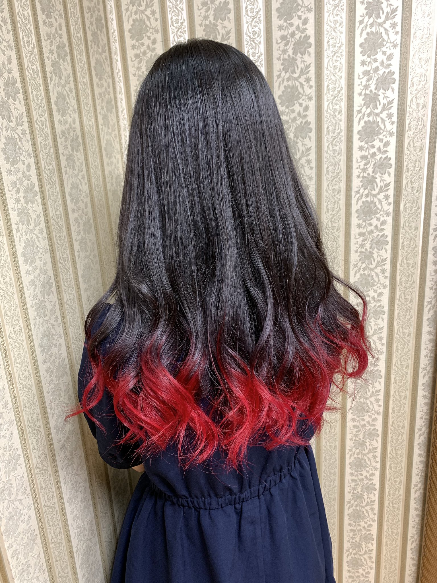 シャンテグラム ヘアスタイル紹介 綺麗な黒髪 燃えるような赤グラデーションカラー ランダムコテ巻き仕上げで華やかに T Co Kjuefnvpti Twitter