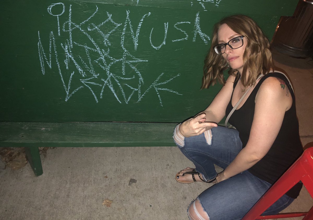 biokemikill's tweet image. When you go to a bar with chalk and your wife takes a pic with your tagging #GraphTwitter #GrafLife #graffiti #graffitiart #MajorLeague #USA