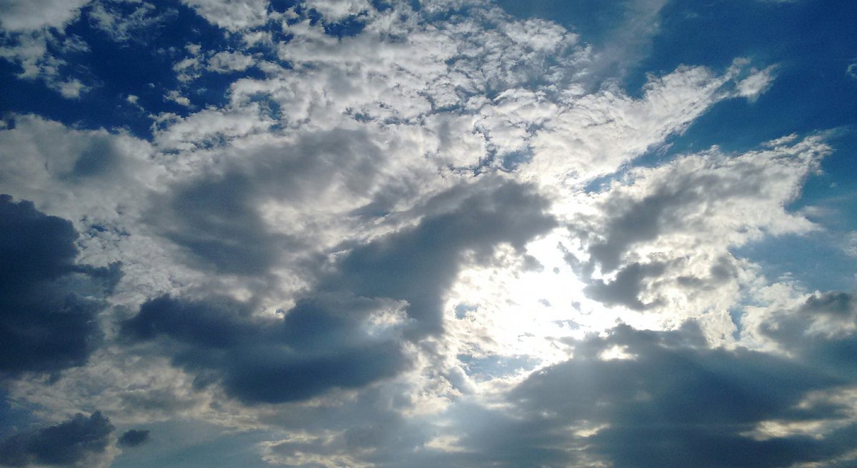 beatrizmh3's tweet photo. El sol y la luna se enamoraron, sabían que jamás podrían estar juntos pero cada atardecer se observaban en la lejanía recitando los más hermosos poemas para jamás olvidar cuanto anhelaban crear un eclipse y al final estar juntos otra vez. 
Hoy una hermosa luna. 🌜♥ https://t.co/sETtVX8QLi