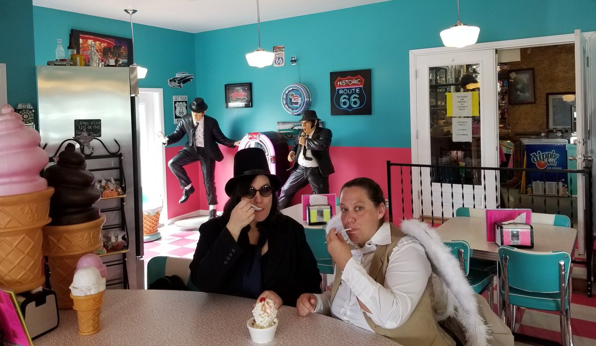 breynpuckett's tweet photo. Nothing beats a sundae that is so good it must be evil. @neilhimself #GoodOmens #GISH #gish2019 #themultiplemantears https://t.co/WEeJZm97z3
