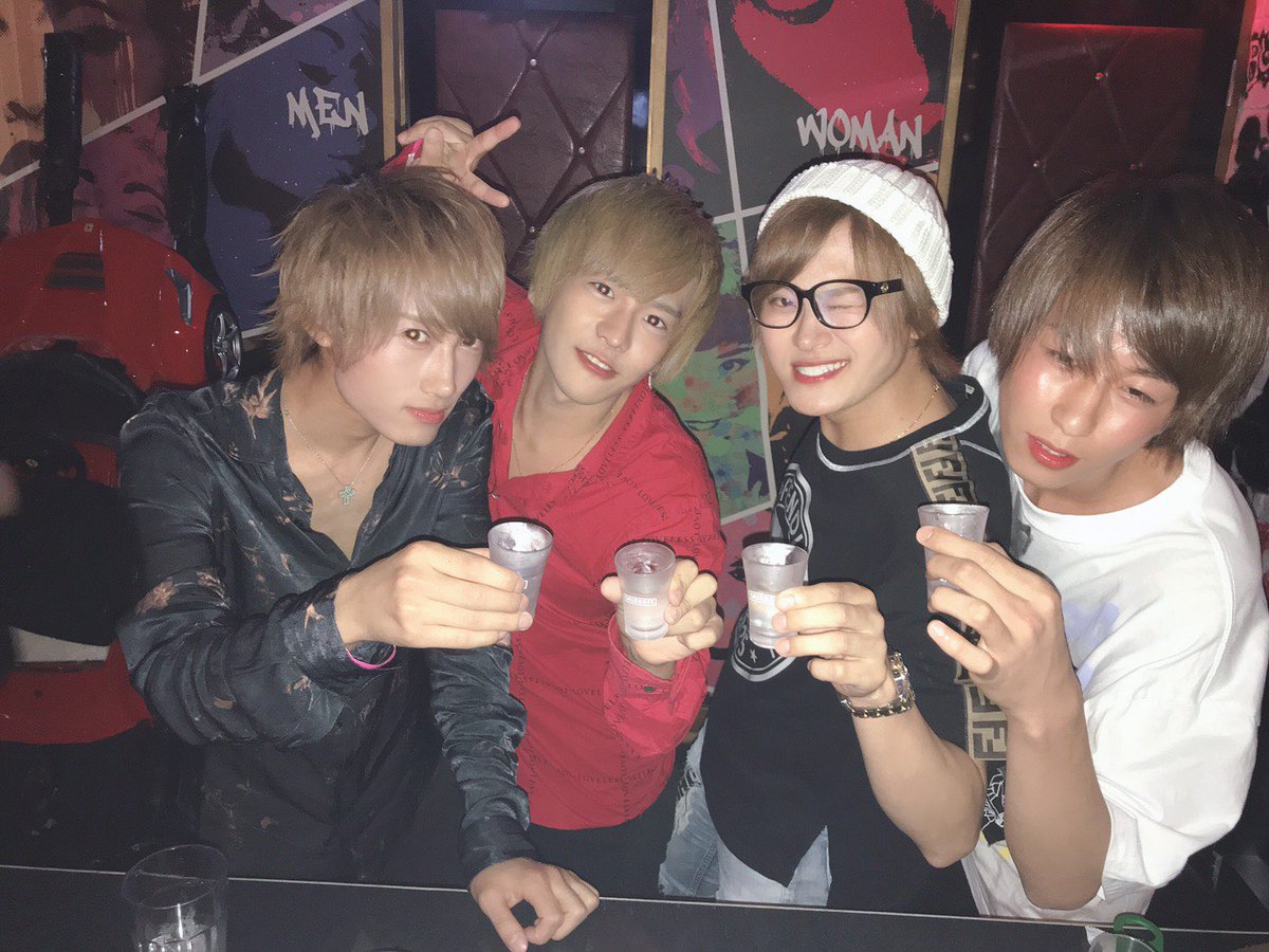 柊 すみませんカリスマです ホストを辞めようと思ってる人居てたら聞いて欲しい 是非ディアーズ大阪で働いて欲しい こんな 仕事不真面目で 中卒で 馬鹿な俺が3年続いてる それは 人間関係や 上司達が本気で僕達を売れさせようとしてくれてる