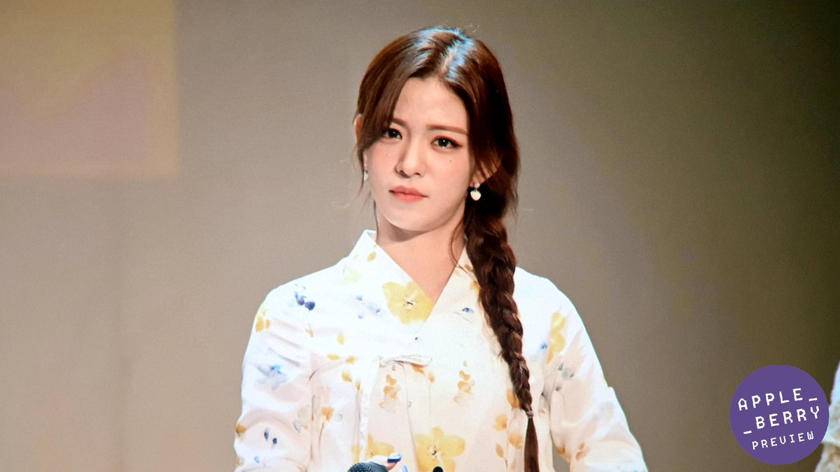 20000514_com's tweet photo. 190804 전주 팬싸인회 II

#채영 #프로미스나인 #LeeChaeYoung #fromis_9 https://t.co/iFYlWD8FML https://t.co/IX8MbXypPf