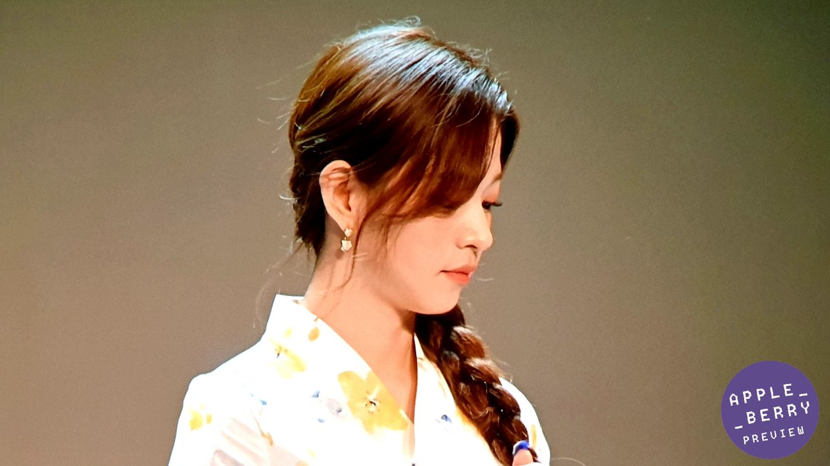 20000514_com's tweet photo. 190804 전주 팬싸인회 II

#채영 #프로미스나인 #LeeChaeYoung #fromis_9 https://t.co/iFYlWD8FML https://t.co/IX8MbXypPf