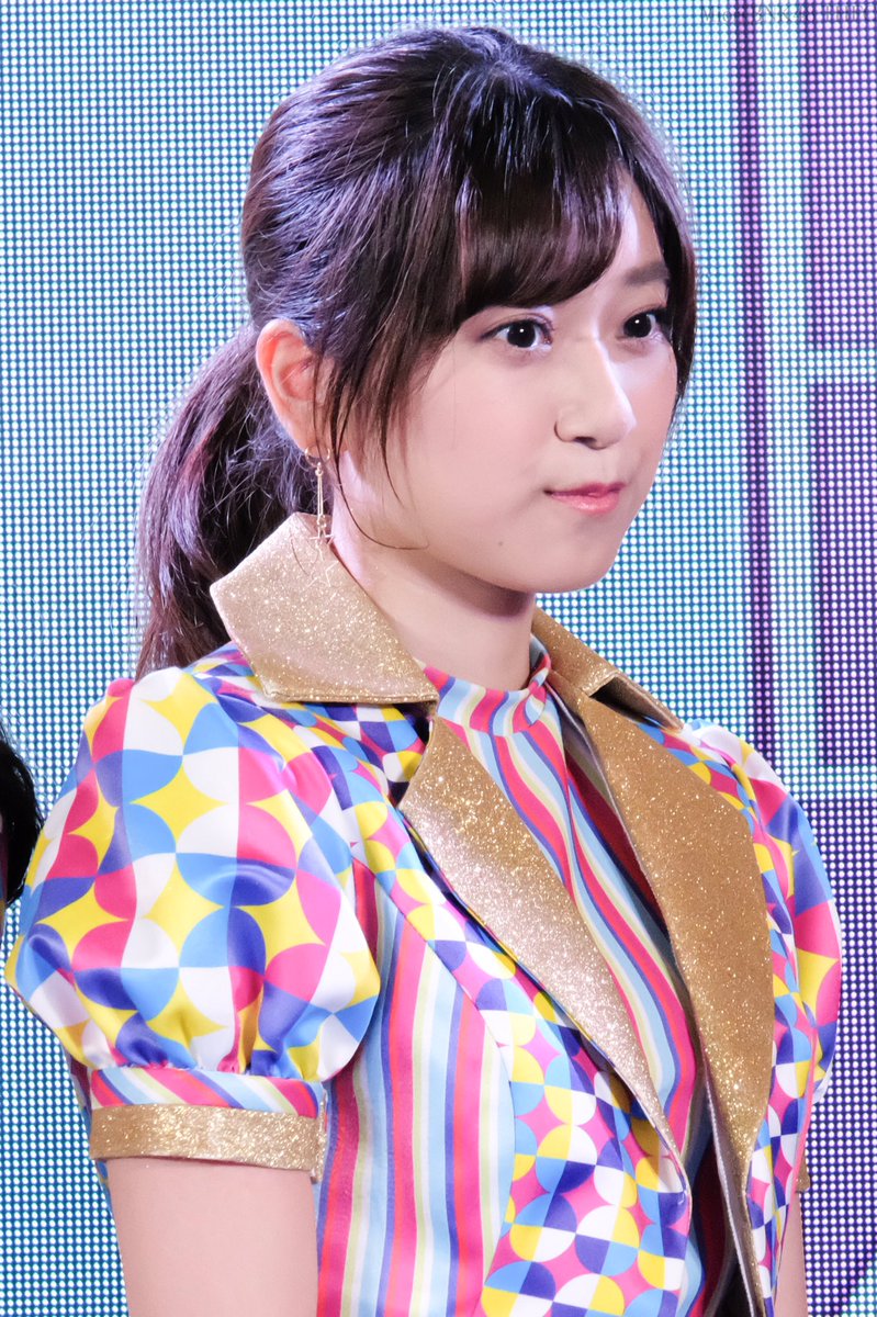 bnk48miori_thfc's tweet photo. หลังแสดงจบมีการถ่ายรูปร่วมกับผู้บริหารค่ะ

#MioriBNK48 #大久保美織 #BNK48 #LESAS https://t.co/KfUlbgYeib